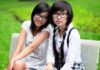 10 kroków koreańskiej pielęgnacji - sekret urody koreanek. Na zdjęciu dwie młode Azjatki siedzące na ławce w parku.