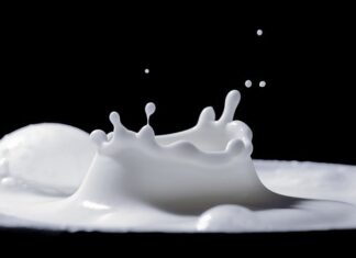 Kosmetyki z mleka to coraz częściej spotykana opcja kosmetyków nawilżających. Na zdjęciu kropla mleka wpadająca w taflę mleka.