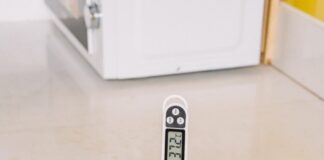 Są różne typy termometrów do żywności, na zdjęciu jeden z nich - termometr cyfrowy z sondą.