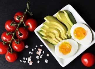 Dieta ketogeniczna opiera się na posiłkach białkowo-tłuszczowych jak jajko i awokado.