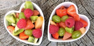 Frutarianizm opiera się na jedzeniu tylko świeżych owoców. Dlatego sałatki owocowe są podstawą tej diety
