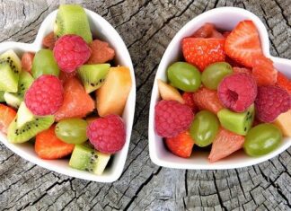 Frutarianizm opiera się na jedzeniu tylko świeżych owoców. Dlatego sałatki owocowe są podstawą tej diety