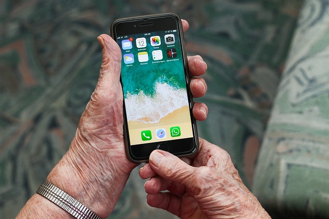 Telefon z dużymi ikonami jest świetny dla starszych osób. 