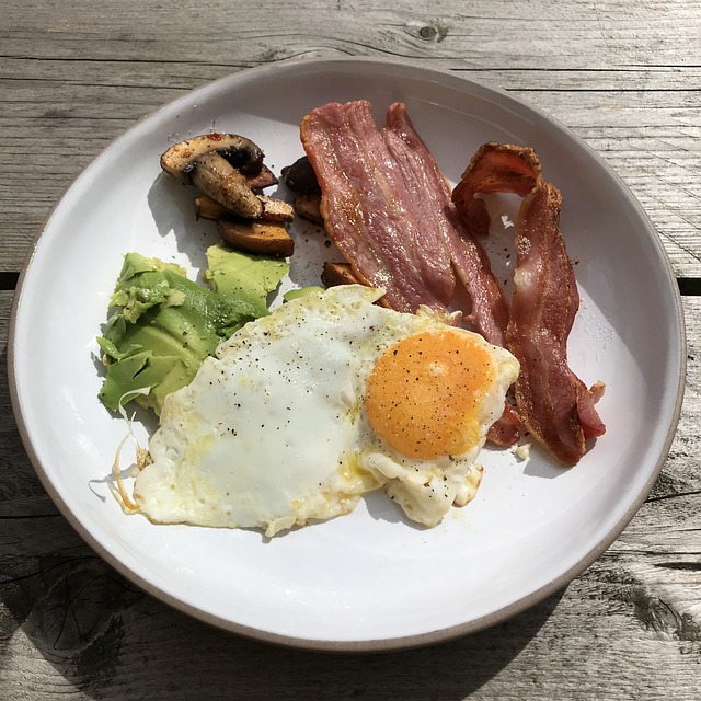 Keto śniadanie - jajko, boczek, awokado i pieczarka. Wszystko smażone na tłuszczu. 
