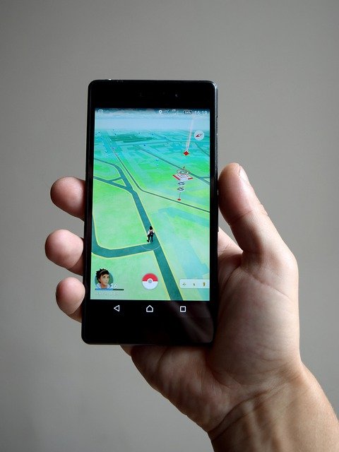 PekemonGo to gra dostępna dla Android i Apple iOS. Wymaga jednak dobrej jakości telefonu do gier z wytrzymałą baterią. 