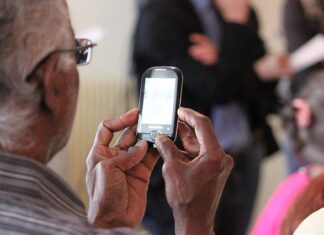 Telefon dla seniora to konieczność w tych czasach - dzięki niemu będzie miał możliwość kontaktu z rodziną.