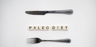 Dieta paleo to niekonieczne świetna alternatywa dla człowieka współczesnego. Na zdjeciu nóż, widelec oraz napis "paleo diet"
