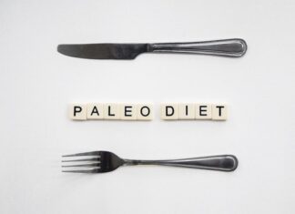 Dieta paleo to niekonieczne świetna alternatywa dla człowieka współczesnego. Na zdjeciu nóż, widelec oraz napis "paleo diet"