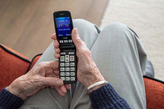 Starsze osoby często wybierają telefon ze zwykłą klawiaturą, by móc używać go bezpiecznie. 