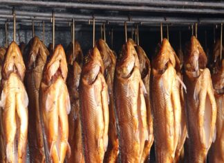 Jak wędzić w grillu z wędzarnią?