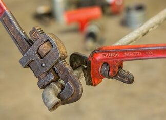 Jak zapiąć dziecko na podstawce?