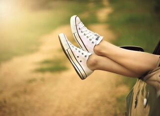 Czy samochód może stać na lewarku?