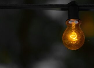 Jak wymienić żarówkę w tablicy rejestracyjnej? Jak wymienić żarówkę w tablicy rejestracyjnej?