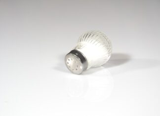 Czy solić mięso przed grillowaniem?